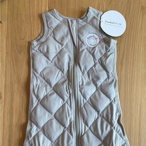 Dreamland Baby Co sleep sack. 6-12 month size (15-24lb). Color is moon gray. NWT